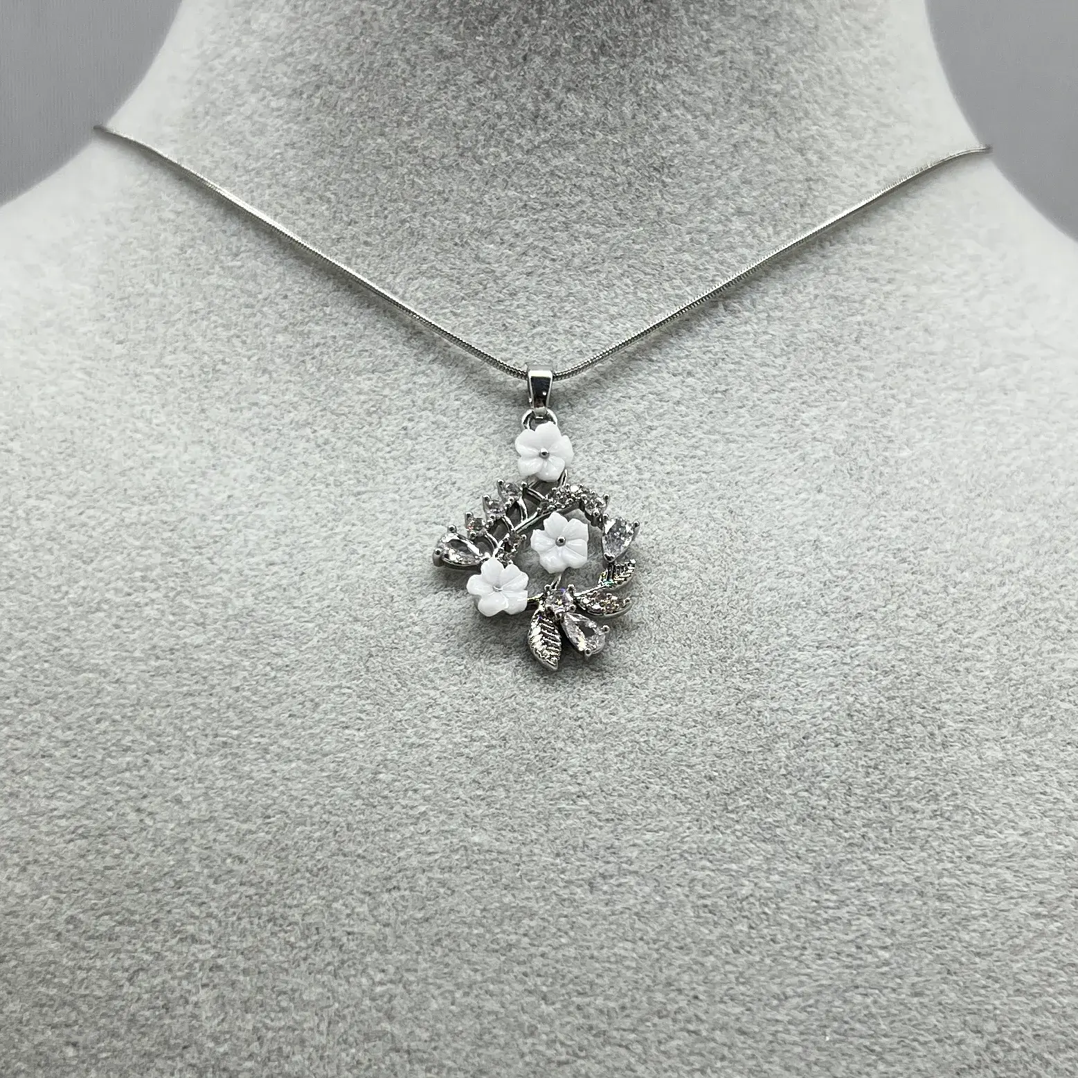 ÇELİK I Taşlı Çiçek Kolye